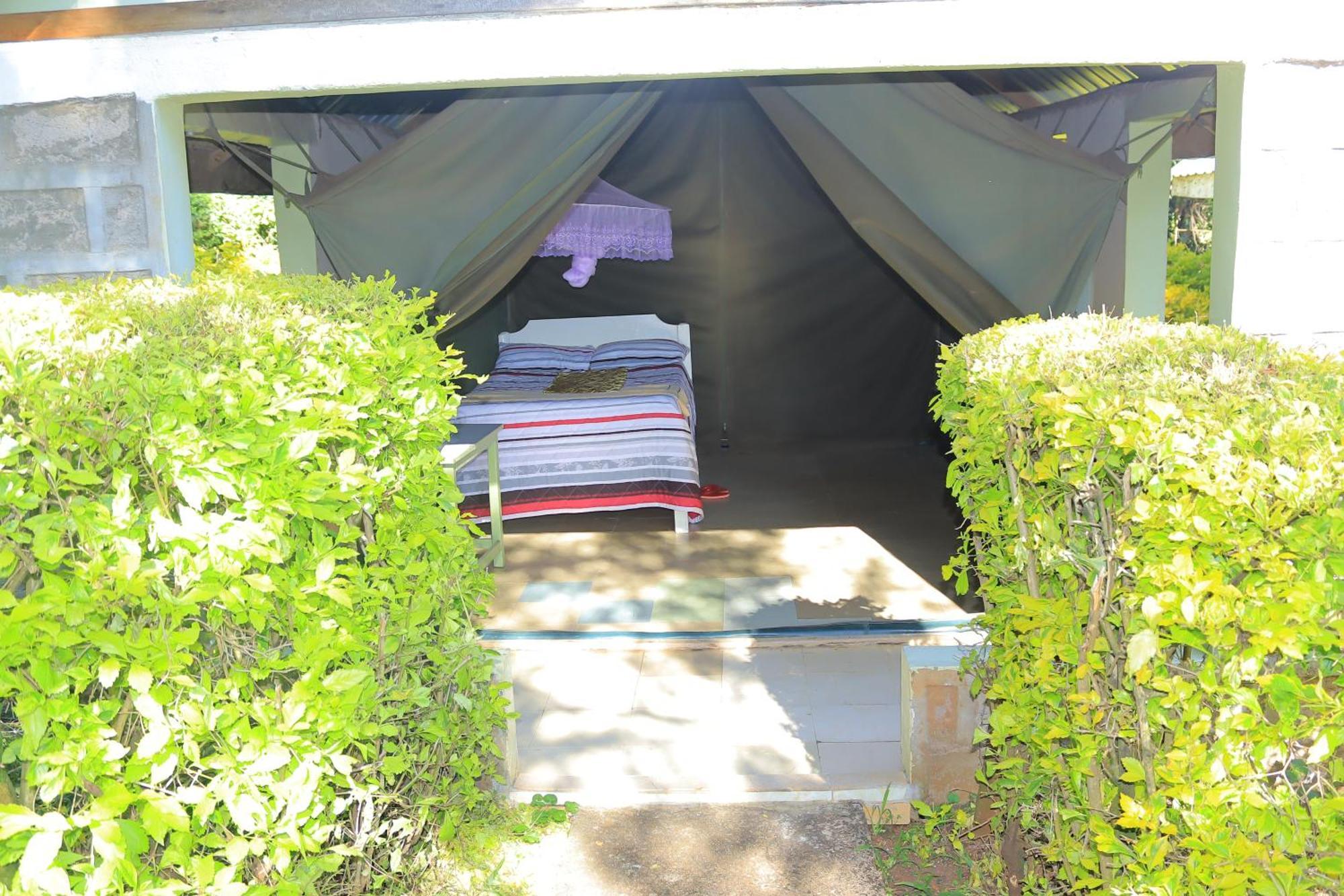 Rhino Tourist Camp Hotel Ololaimutiek Bagian luar foto